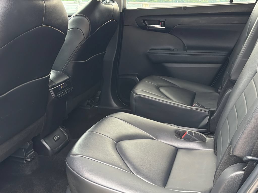 Used 2024 Toyota Highlander XLE AWD/4WD image 18