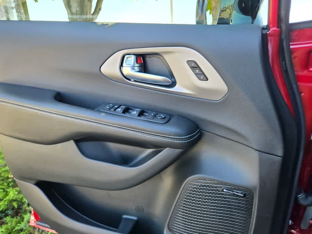 New 2027 Chrysler Pacifica Limited AWD/4WD image 19