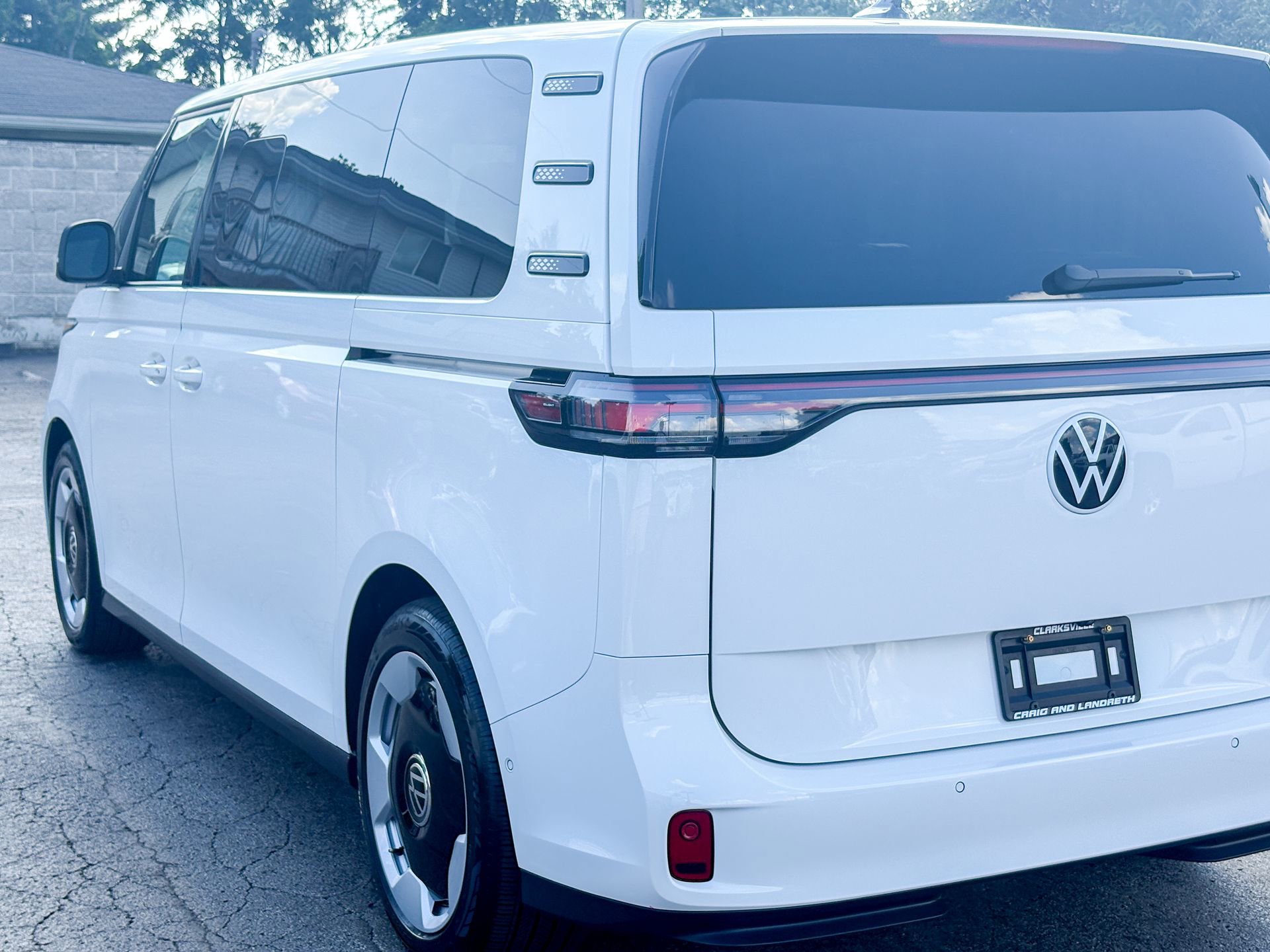 Used 2025 Volkswagen ID. Buzz Pro S RWD image 16