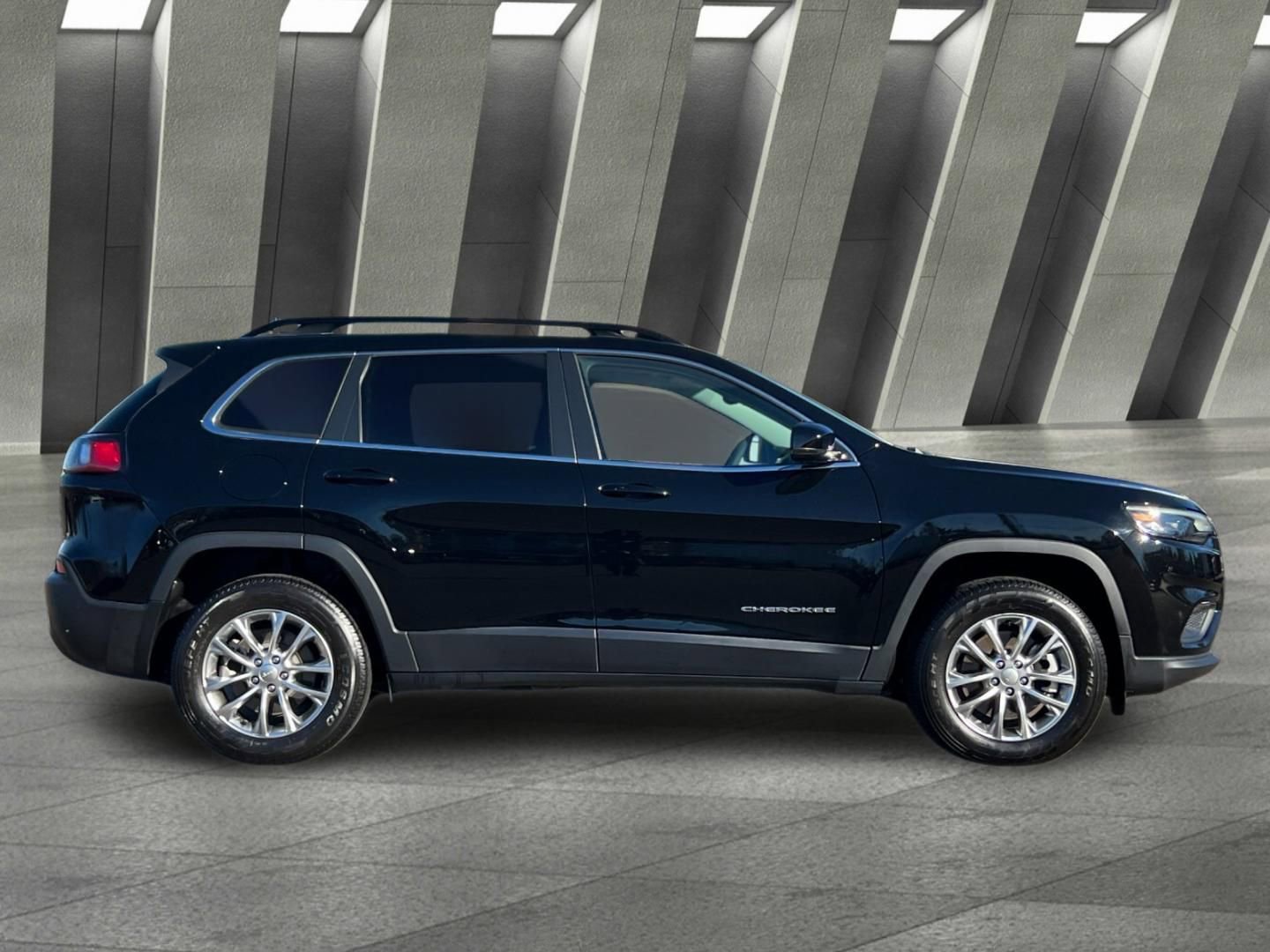 Used 2022 Jeep Cherokee Latitude Lux w/ Sun & Sound Group image 3