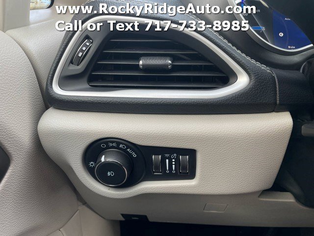 Used 2022 Chrysler Pacifica Touring-L image 33