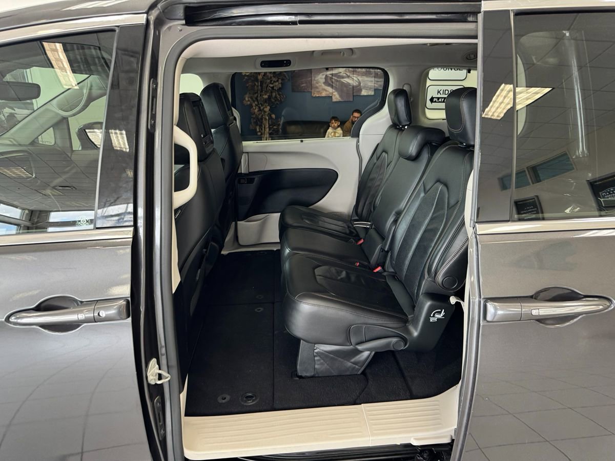 Used 2018 Chrysler Pacifica Touring-L FWD image 39