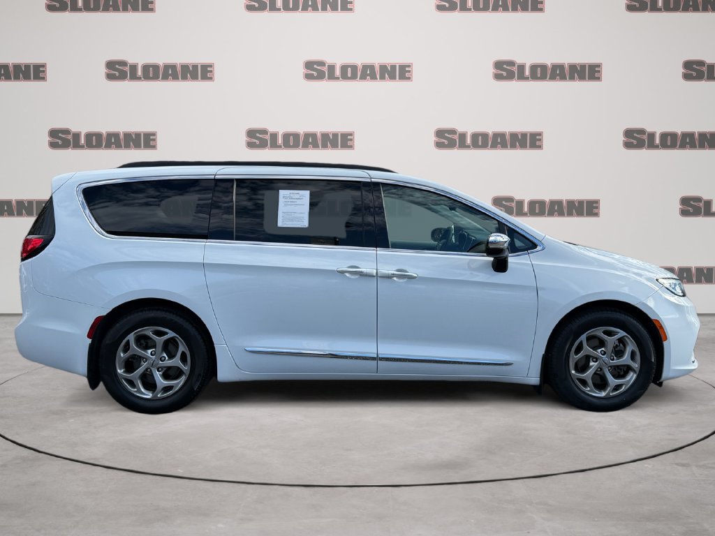 Used 2023 Chrysler Pacifica Limited w/ Uconnect Theater Family Group FWD image 6