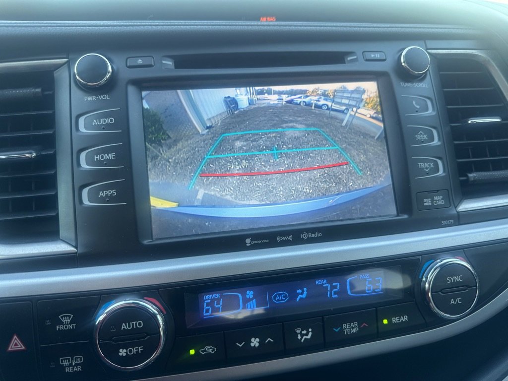 Used 2018 Toyota Highlander SE image 27