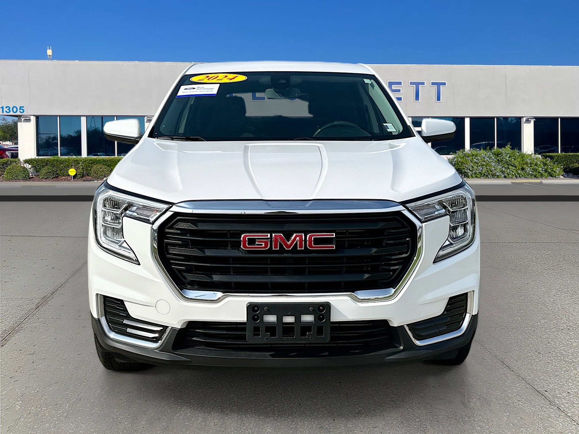 Used 2024 GMC Terrain SLE image 2