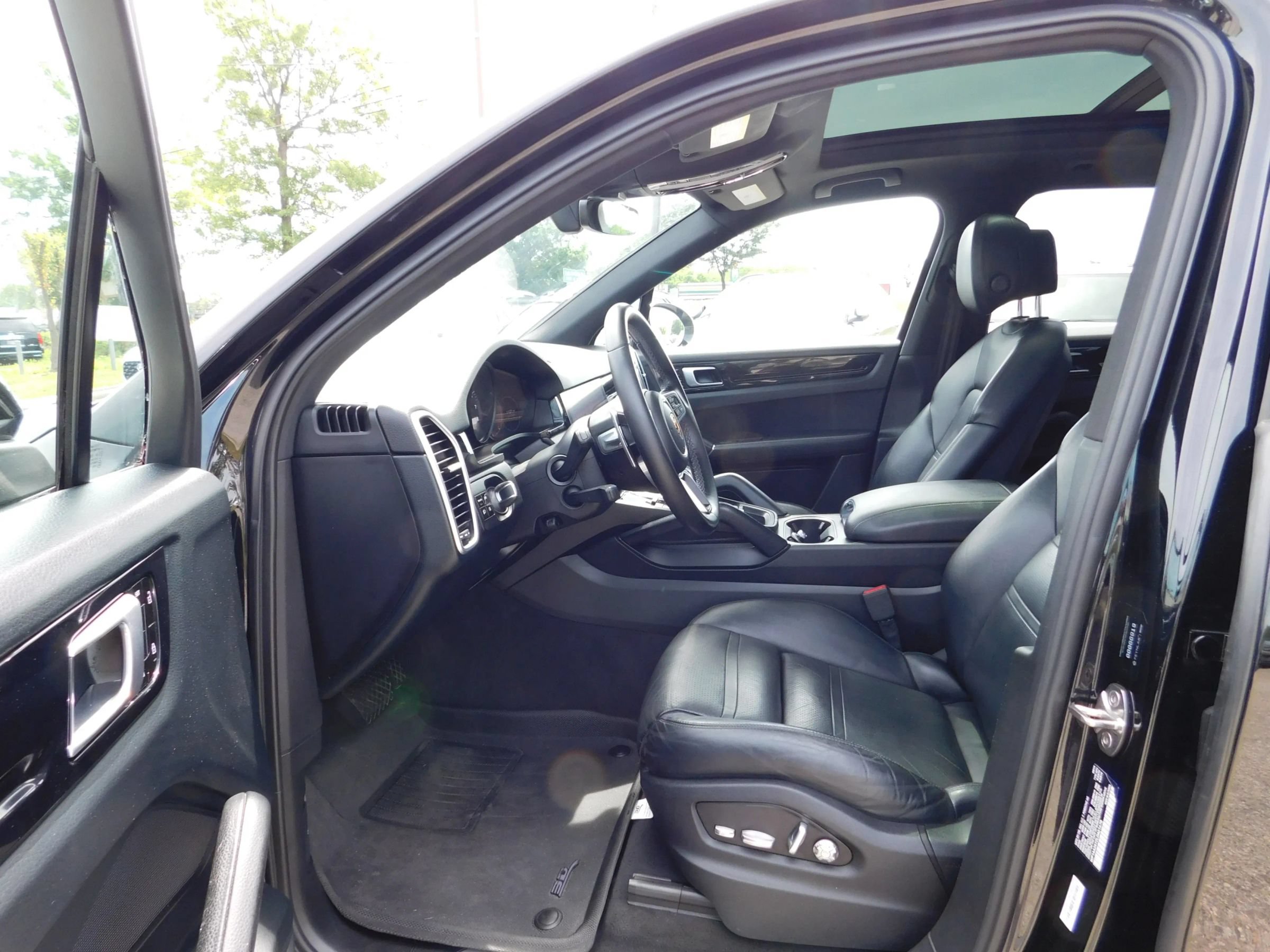 Used 2020 Porsche Cayenne AWD/4WD image 16