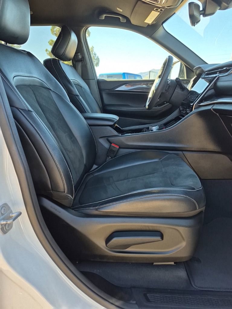 Used 2023 Jeep Grand Cherokee L Altitude AWD/4WD image 33