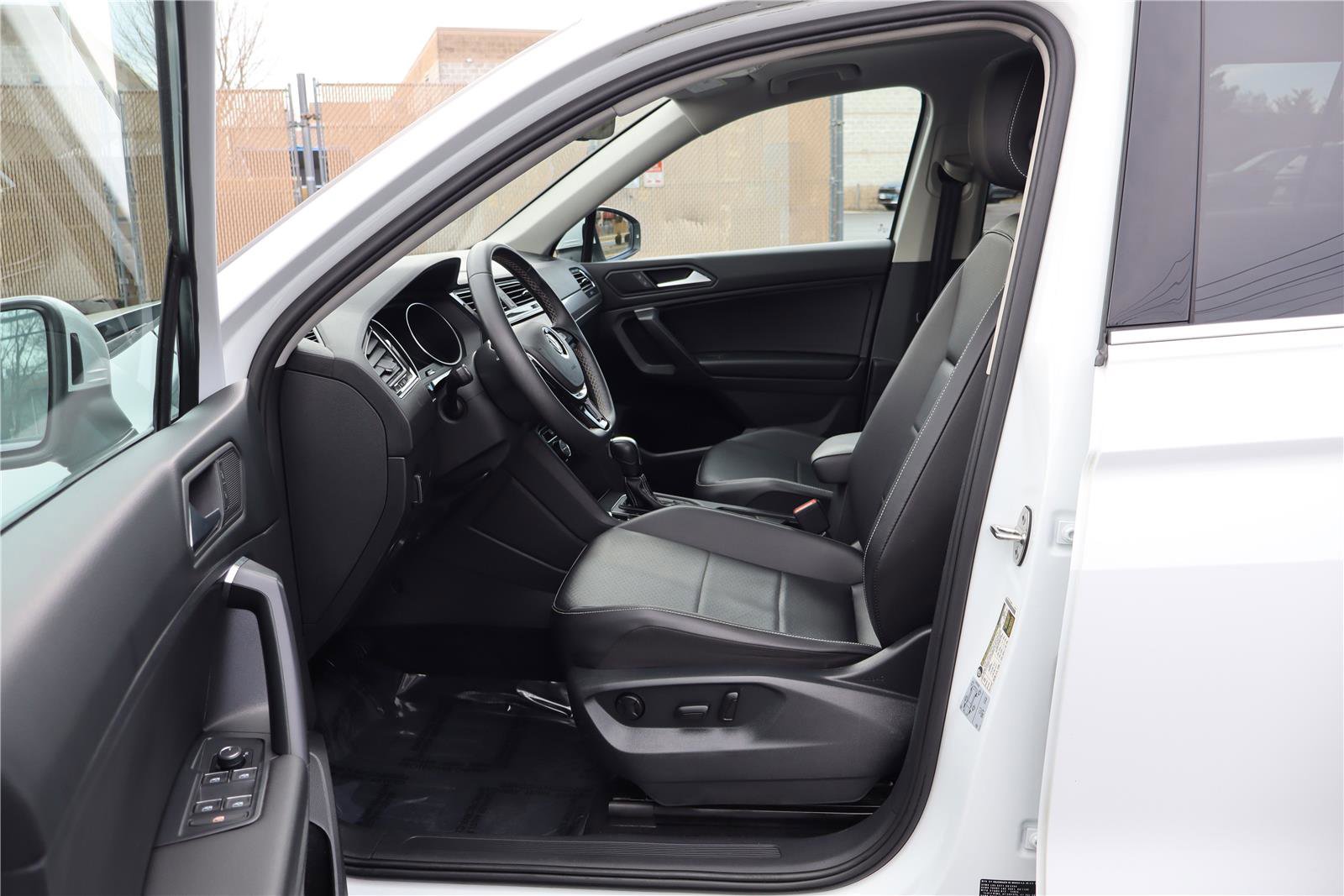 Certified 2021 Volkswagen Tiguan SE w/ Panoramic Sunroof Package image 15