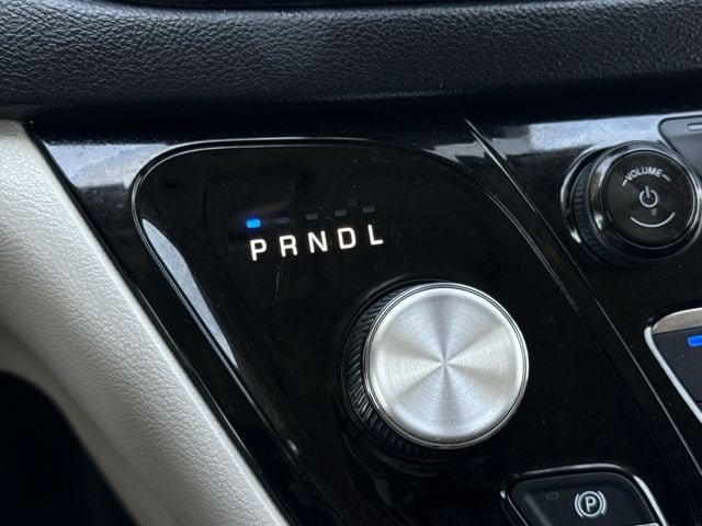 Used 2023 Chrysler Pacifica Touring-L FWD image 18