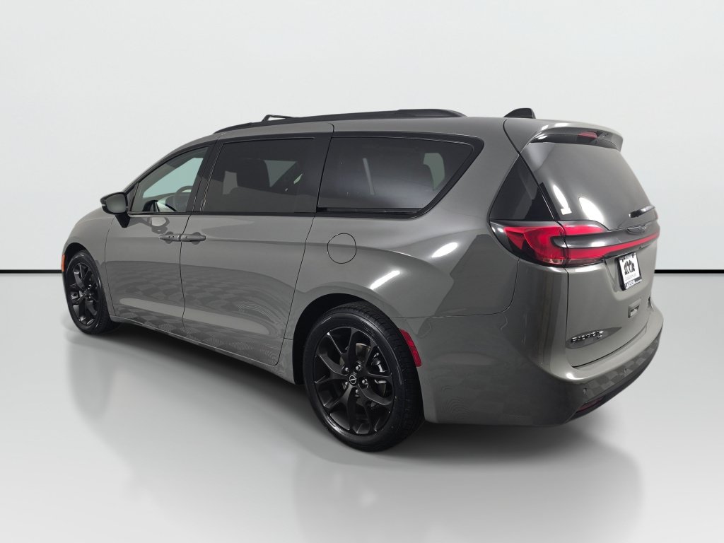 Used 2025 Chrysler Pacifica Limited FWD image 3