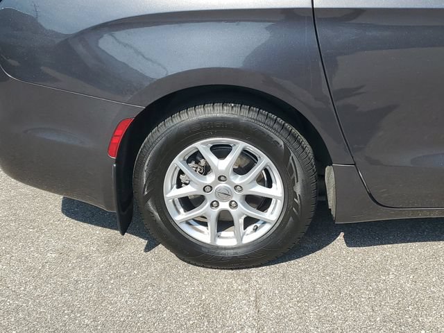 Used 2022 Chrysler Pacifica Touring-L FWD image 5