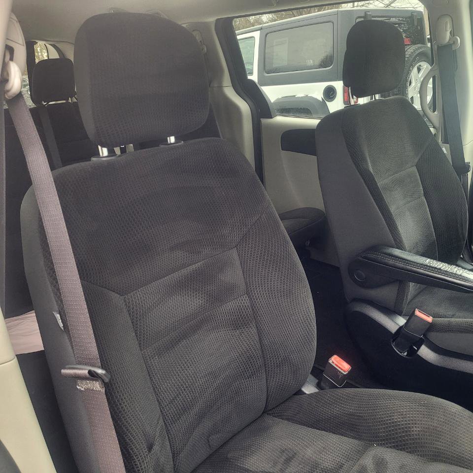 Used 2019 Dodge Grand Caravan SE w/ UConnect Hands-Free Group image 21