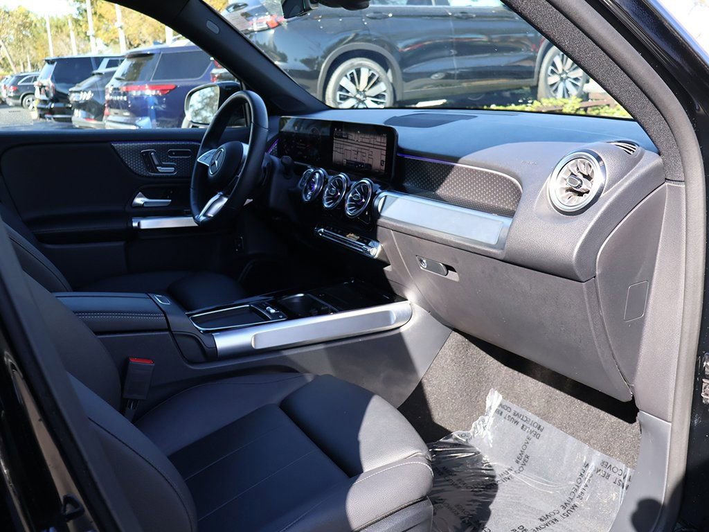 Used 2025 Mercedes-Benz GLB 250 w/ Driver Assistance Package image 27