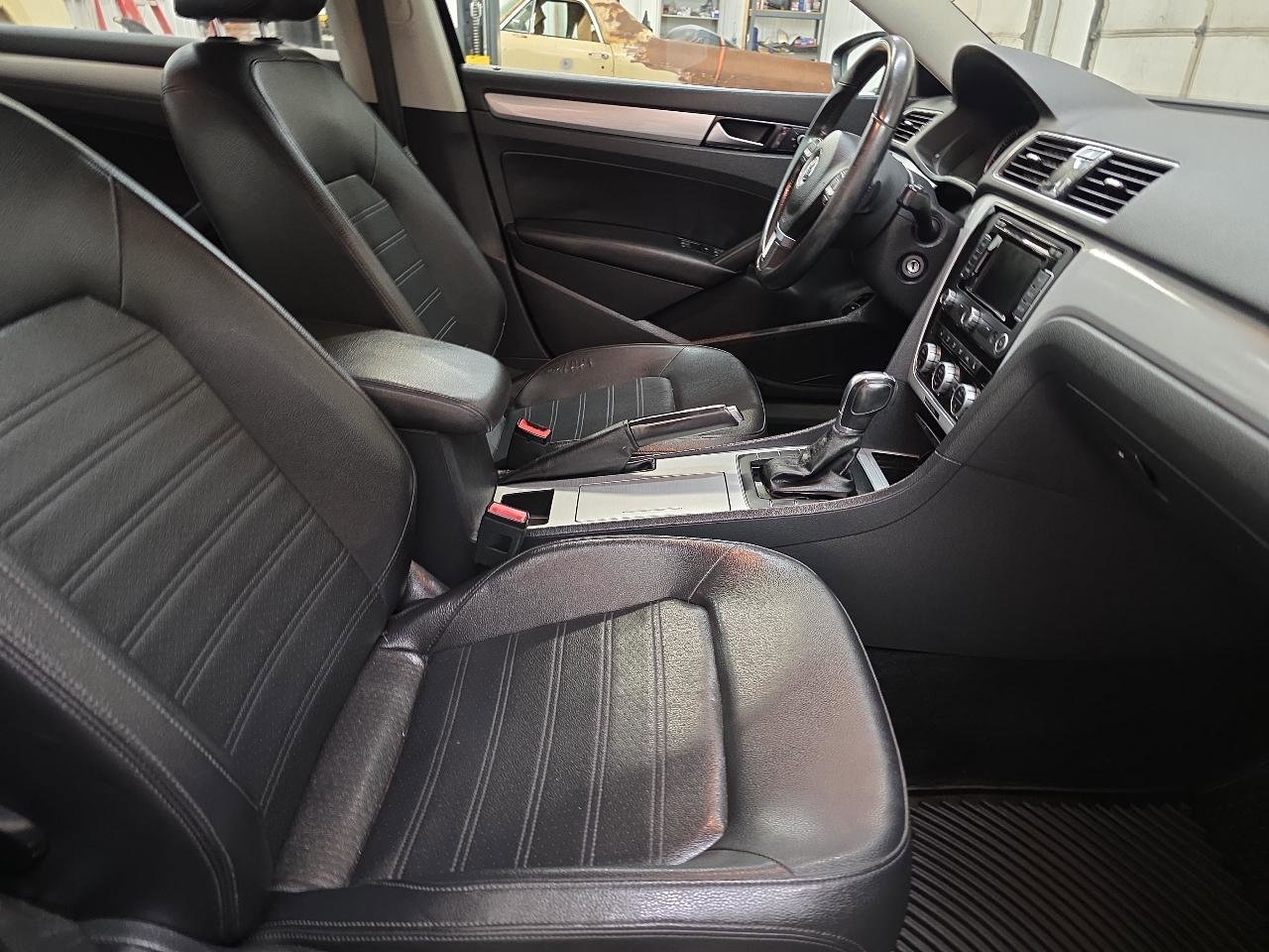 Used 2012 Volkswagen Passat 3.6 SE image 40