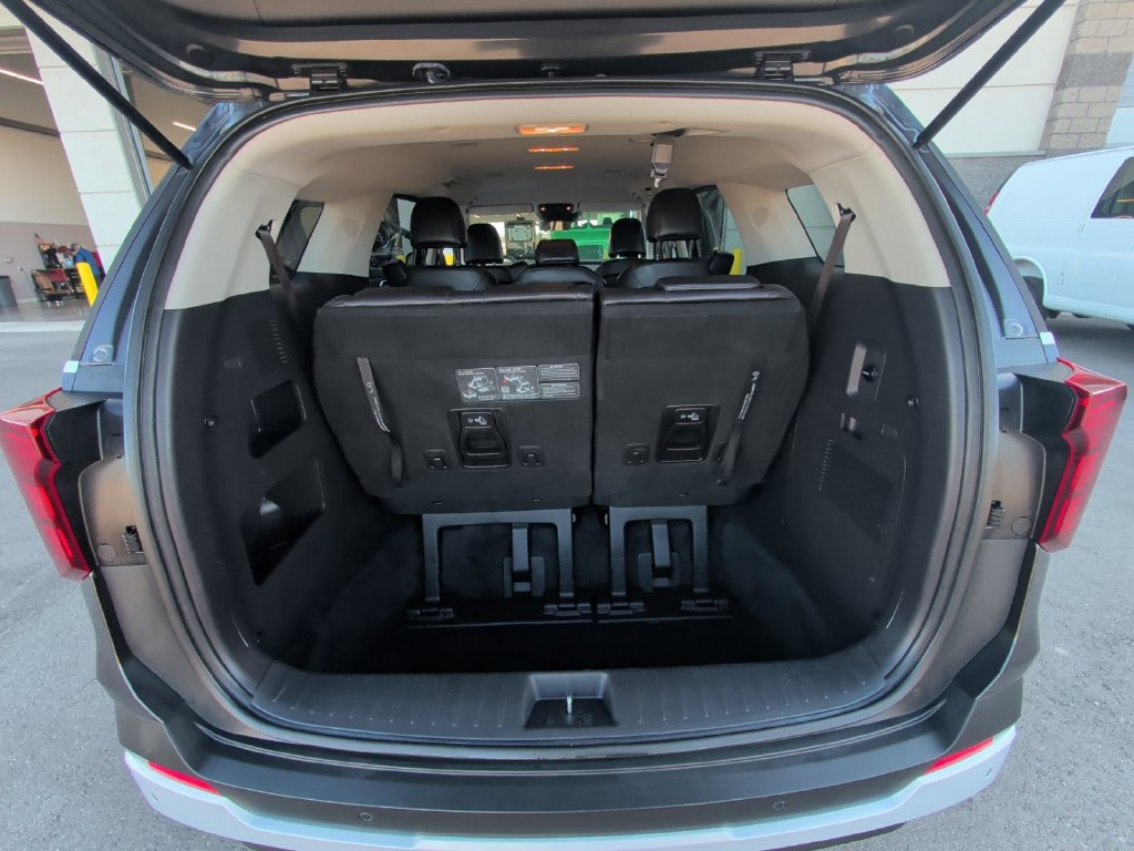 Used 2025 Kia Carnival FWD image 29