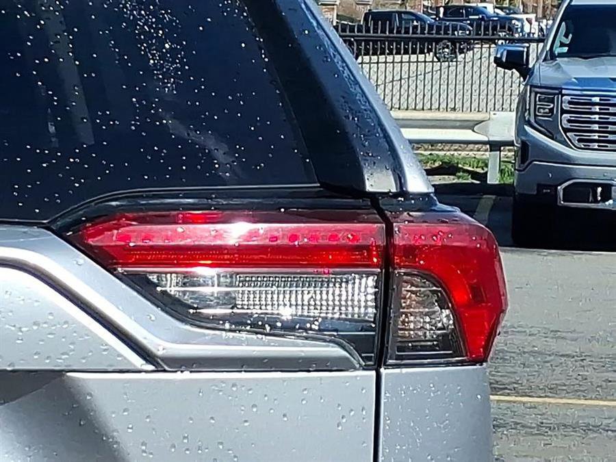 Used 2019 Toyota RAV4 XLE AWD/4WD image 8