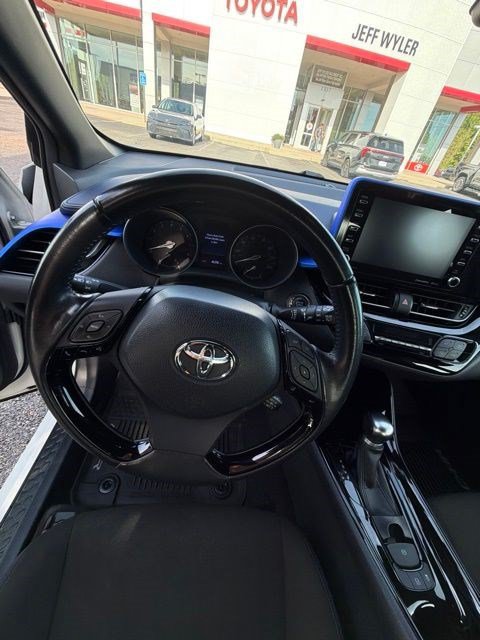 Used 2020 Toyota C-HR XLE FWD image 14