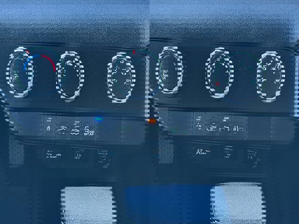 Used 2022 Hyundai Elantra SE image 24