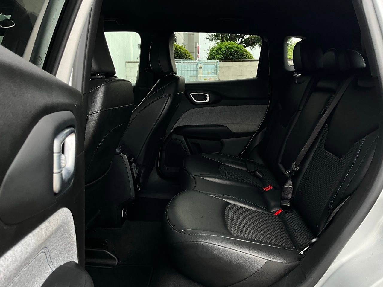 Used 2025 Jeep Compass Latitude AWD/4WD image 11