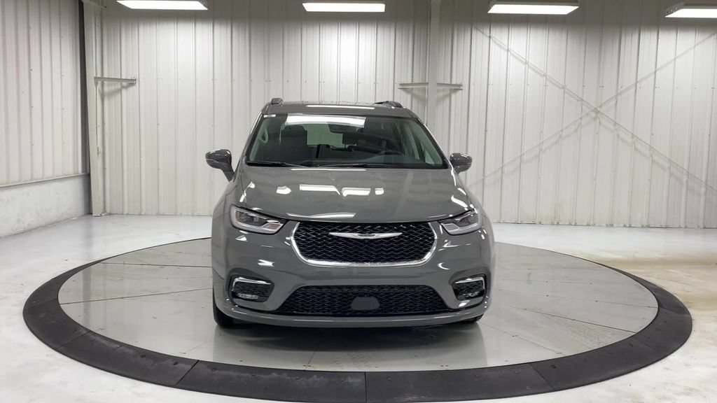 Used 2021 Chrysler Pacifica Touring w/ Uconnect Theater Family Group FWD image 3