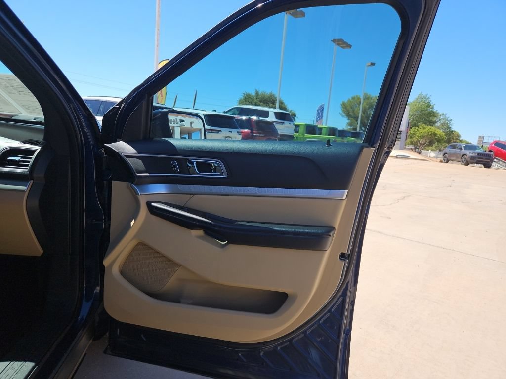 Used 2017 Ford Explorer XLT w/ Equipment Group 202A FWD image 15