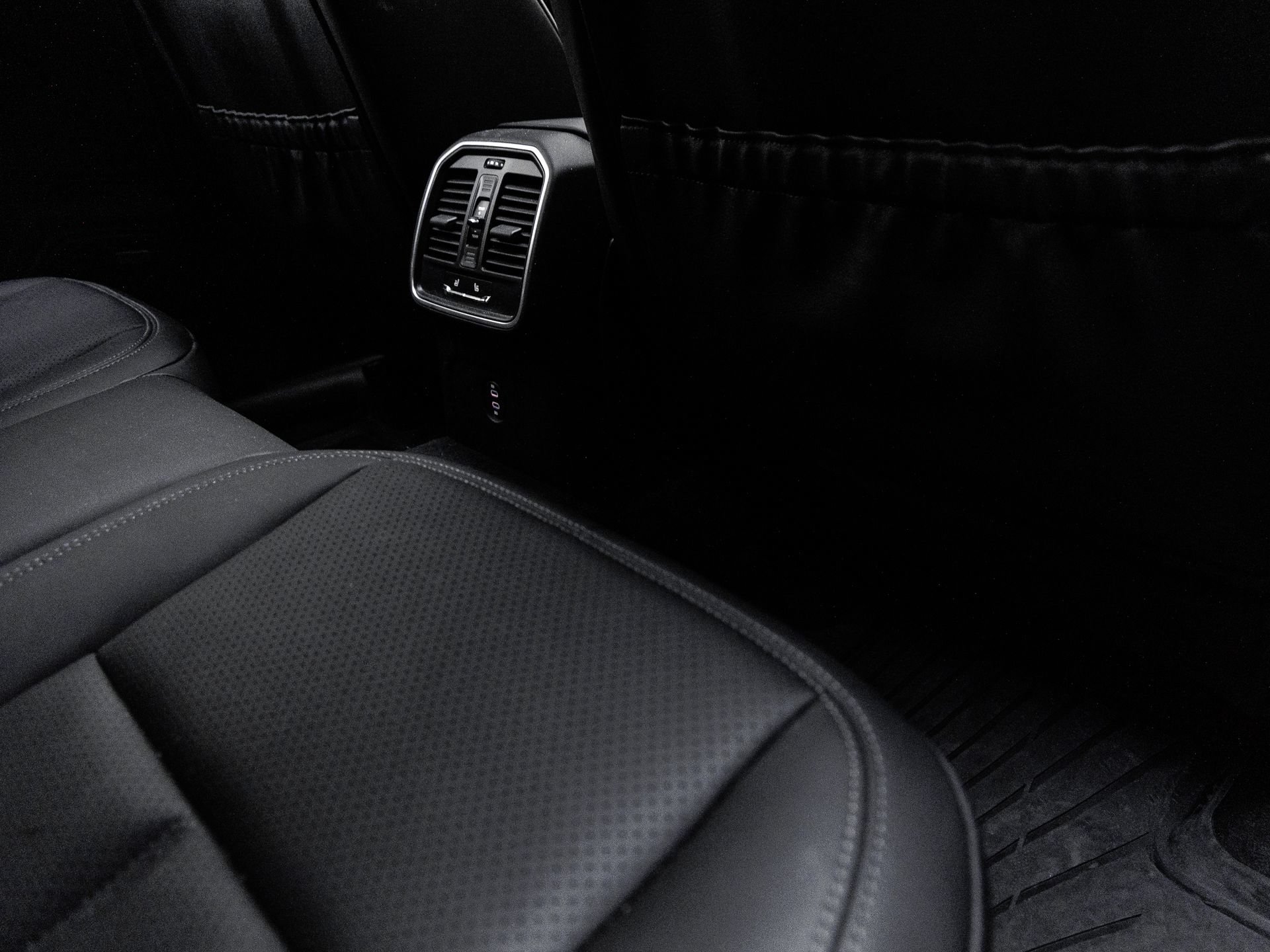 Certified 2026 Porsche Macan AWD/4WD image 35
