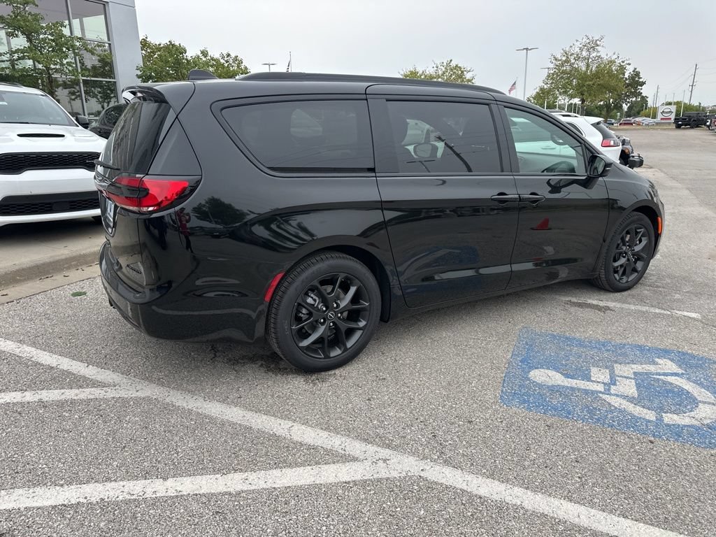 New 2026 Chrysler Pacifica Limited w/ S Appearance Package FWD image 33