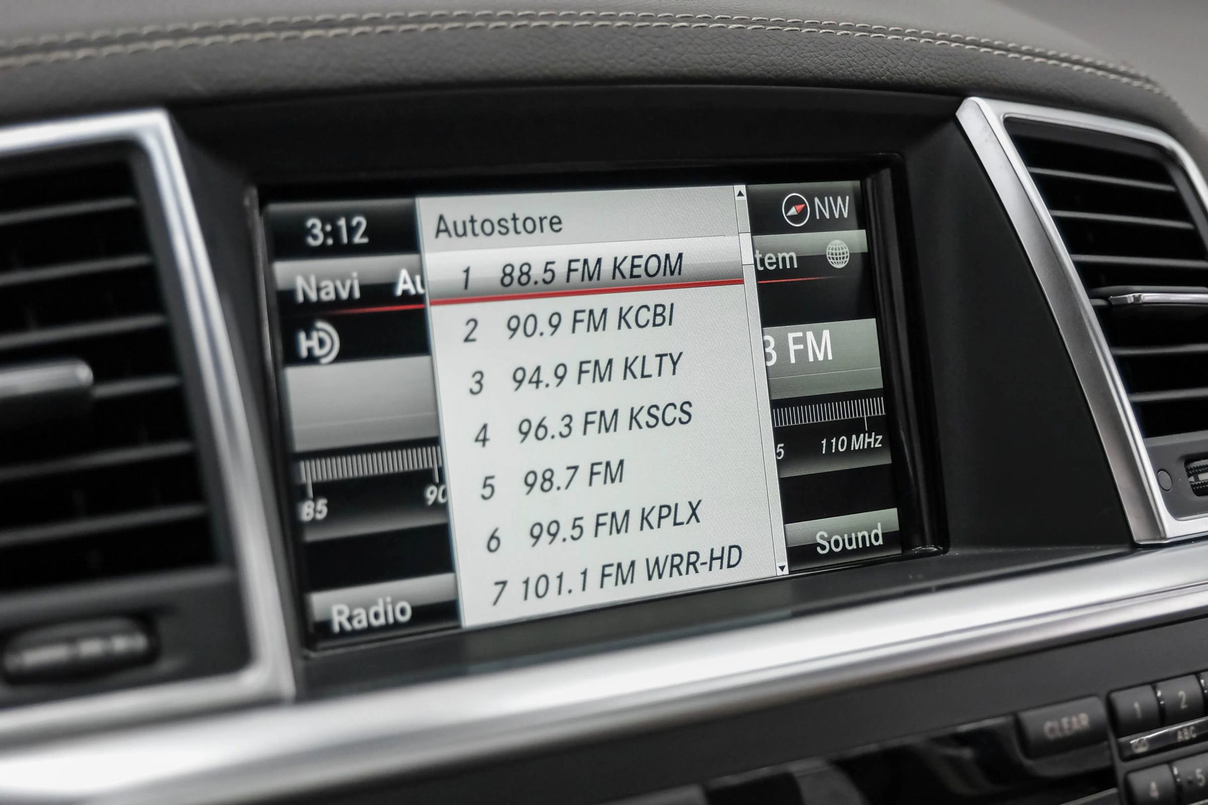 Used 2015 Mercedes-Benz GL 550 4MATIC image 24