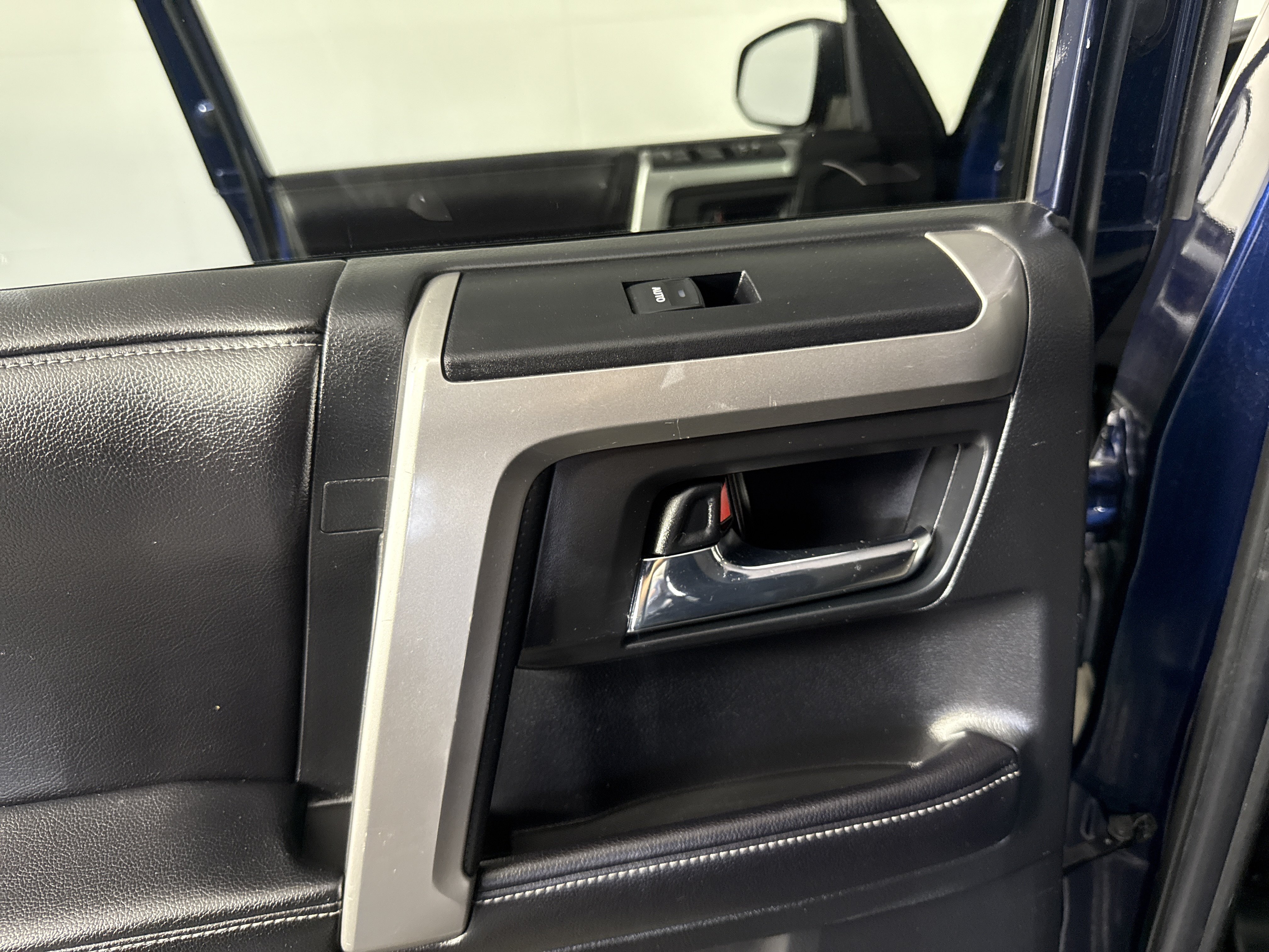 Used 2017 Toyota 4Runner SR5 AWD/4WD image 18
