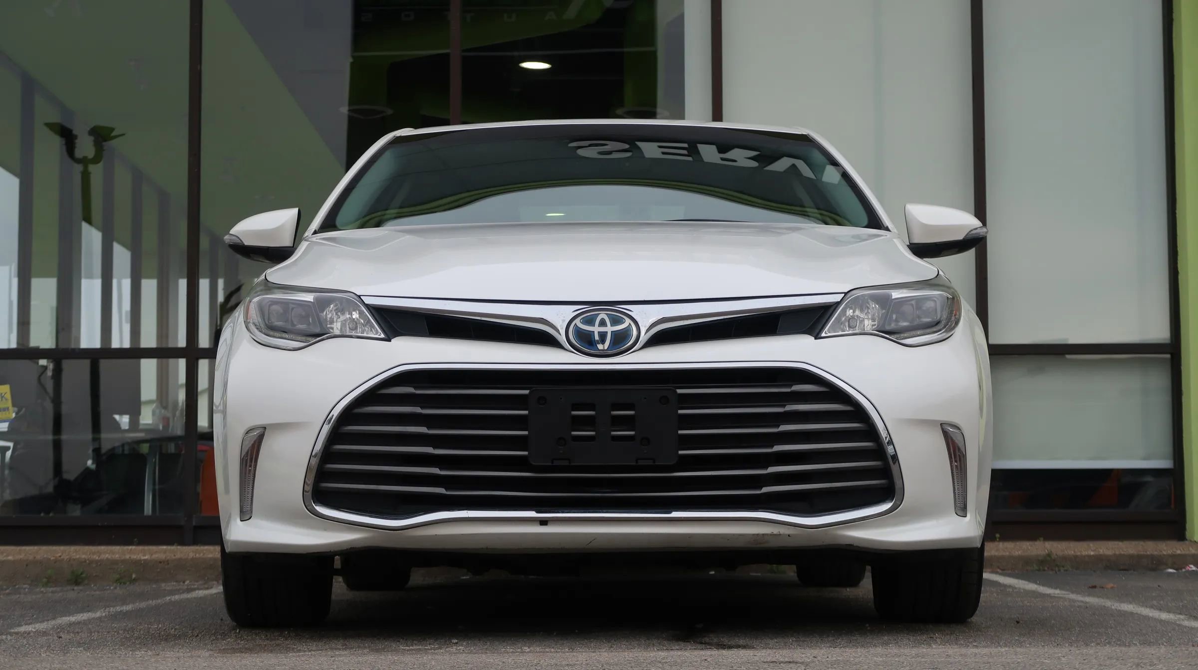 Used 2018 Toyota Avalon Limited w/ All Weather Liner Package FWD image 3