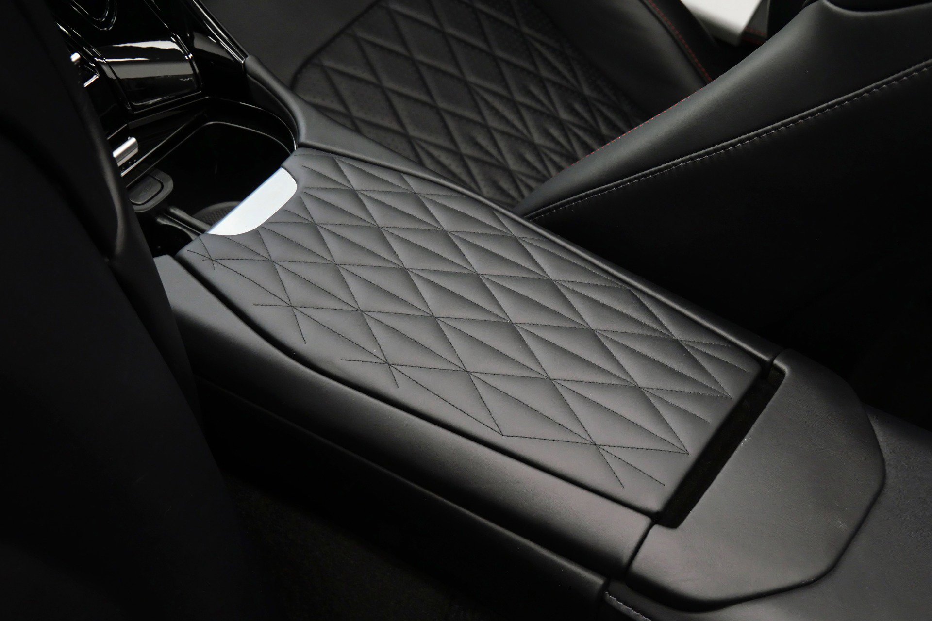 Used 2025 Aston Martin DB12 Convertible RWD image 30
