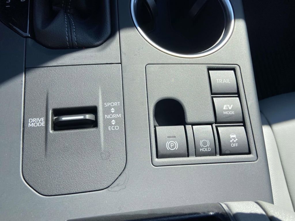 Used 2025 Toyota Highlander XLE image 24