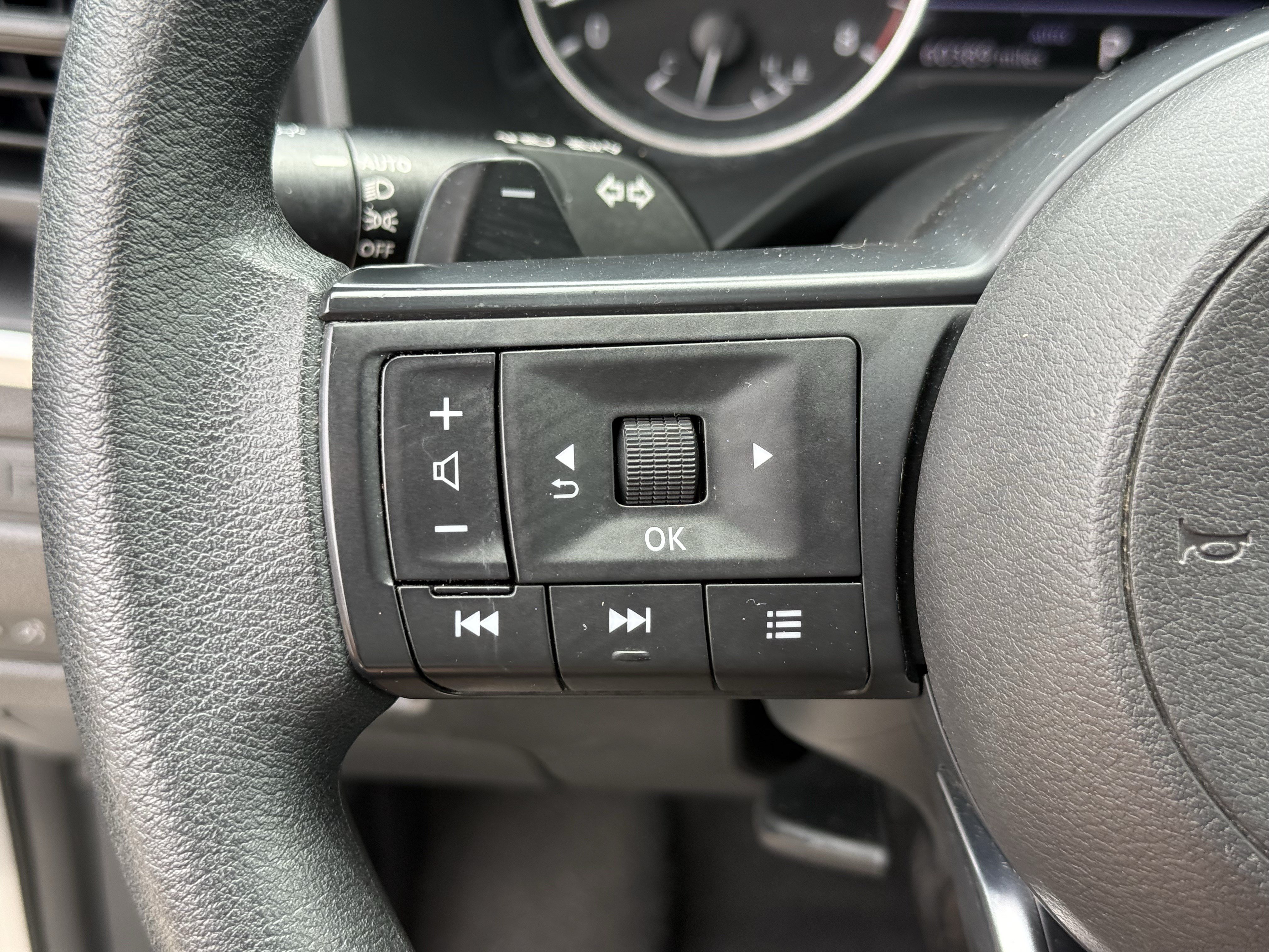 Used 2024 Nissan Rogue S AWD/4WD image 13