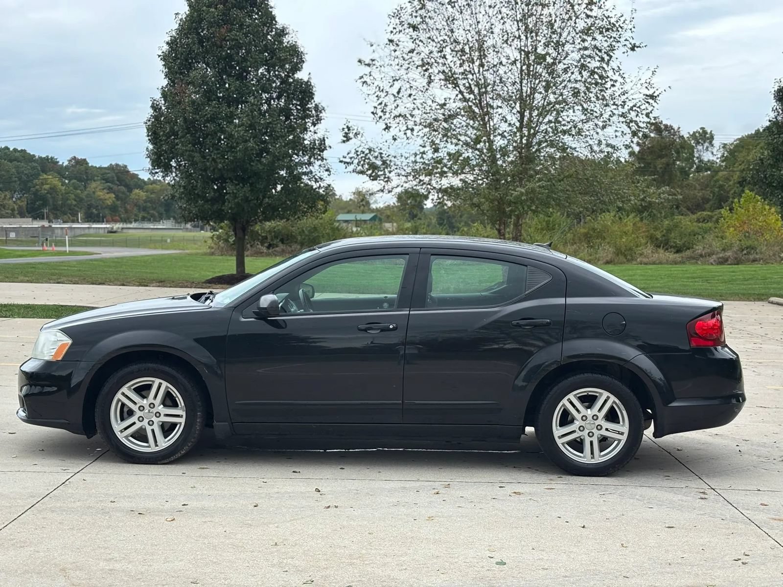 Used 2012 Dodge Avenger SXT FWD image 7