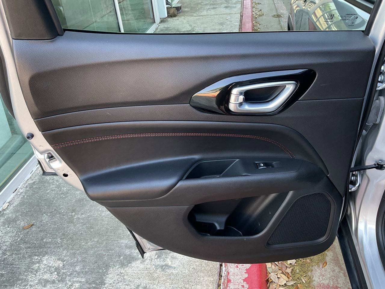 Used 2025 Jeep Compass Trailhawk image 18