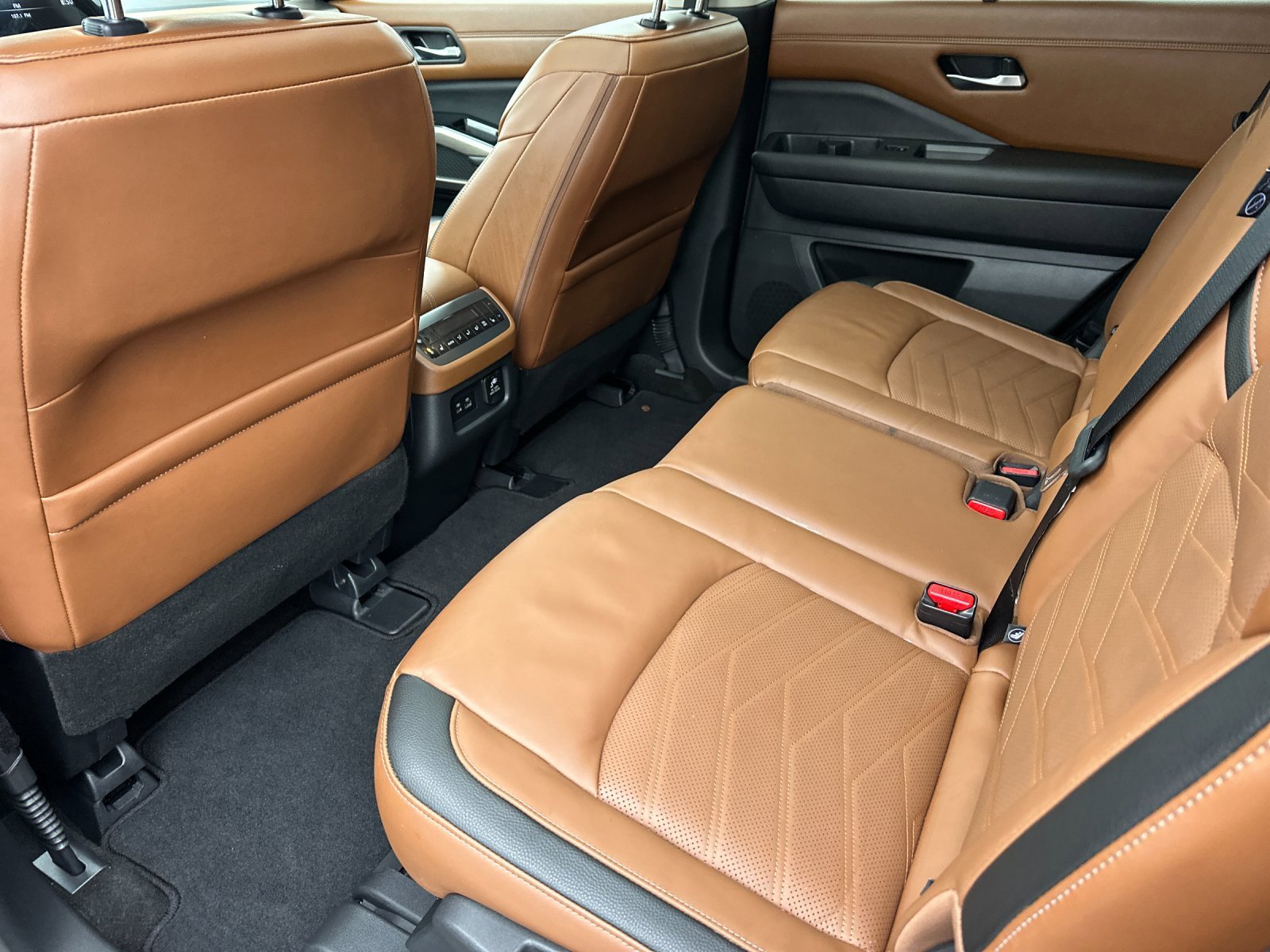 Used 2023 Nissan Pathfinder Platinum w/ Black Appearance Package image 11