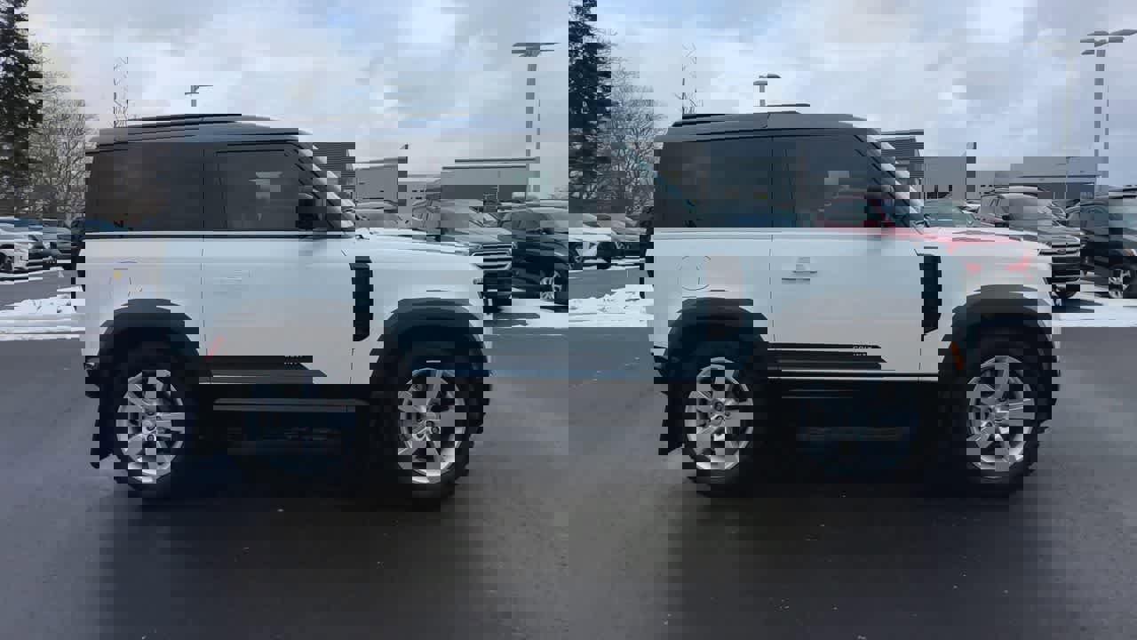 Used 2025 Land Rover Defender 90 S image 9