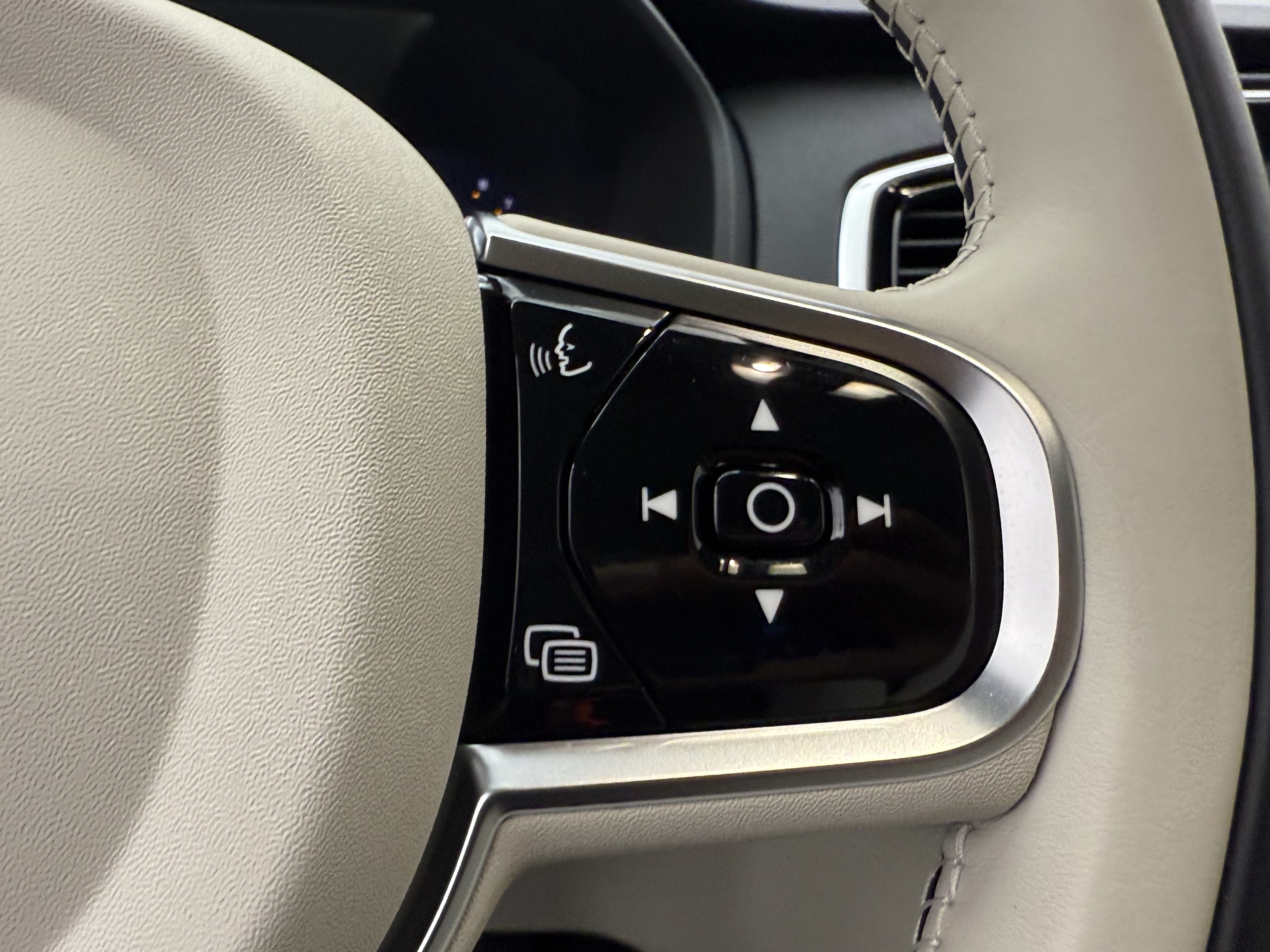 Certified 2025 Volvo XC90 B5 Plus w/ Protection Package Premier AWD/4WD image 16