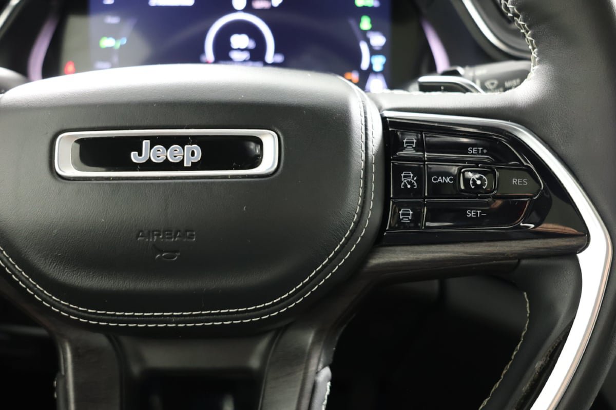 Used 2023 Jeep Grand Cherokee Overland w/ Luxury Tech Group IV AWD/4WD image 31