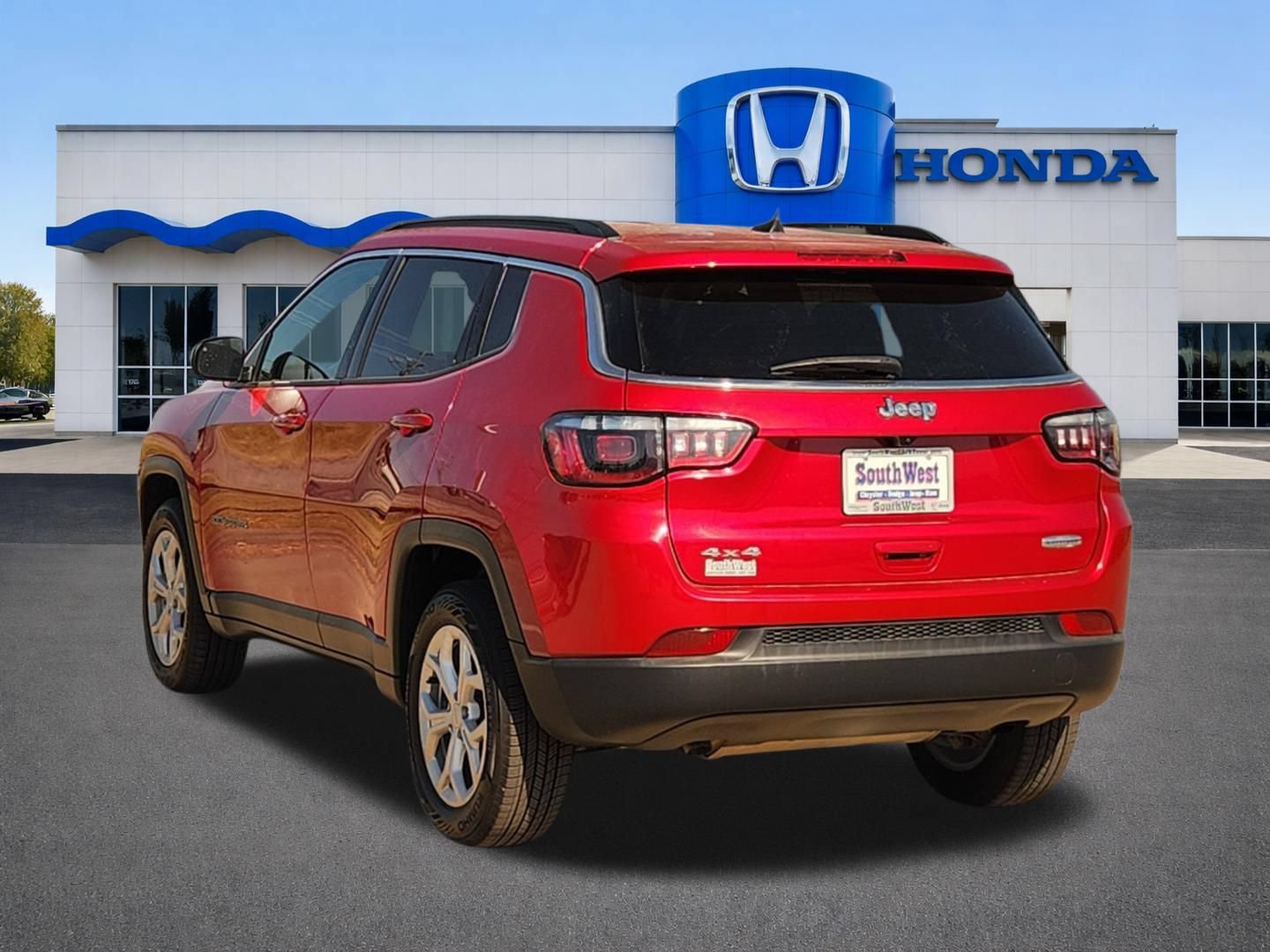 Used 2024 Jeep Compass Latitude AWD/4WD image 4