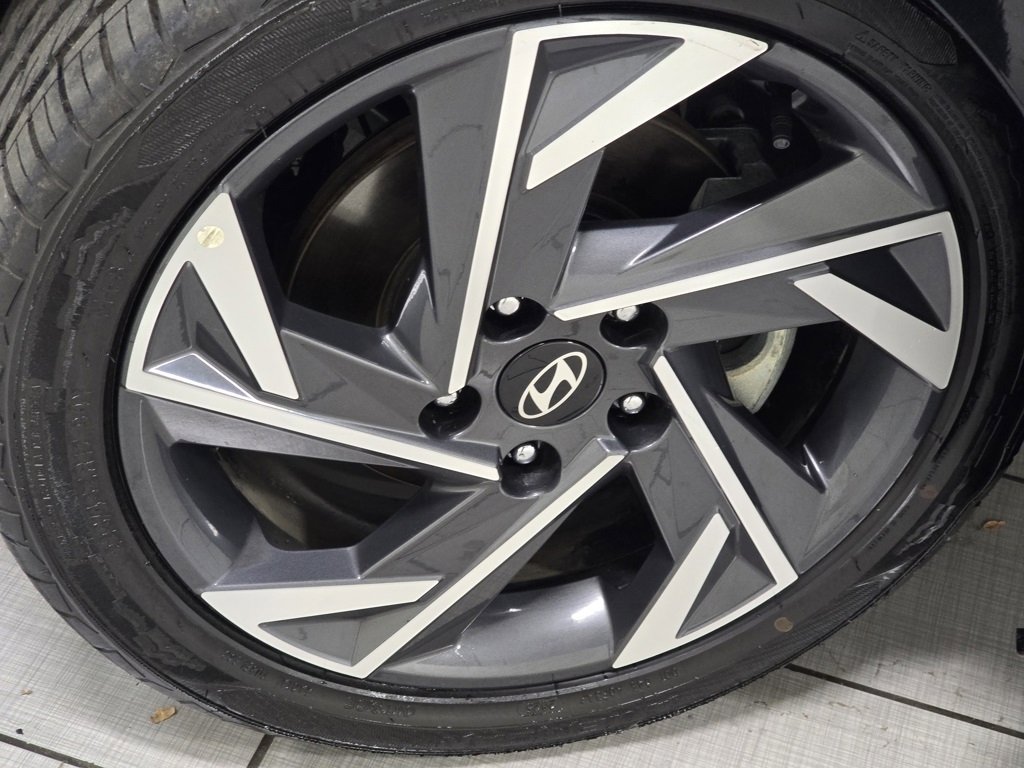 Used 2024 Hyundai Elantra Limited image 11