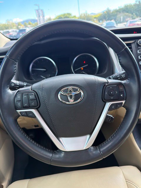 Used 2019 Toyota Highlander XLE w/ Carpet Mat Package (TMS) AWD/4WD image 17
