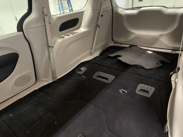 Used 2024 Chrysler Pacifica Touring-L FWD image 17