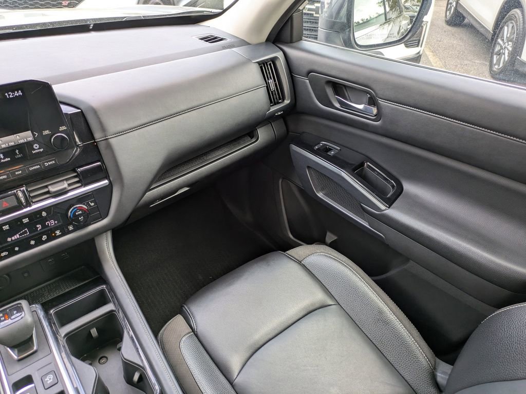 Used 2023 Nissan Pathfinder SL image 18