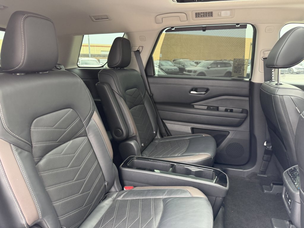 Used 2023 Nissan Pathfinder Platinum image 40