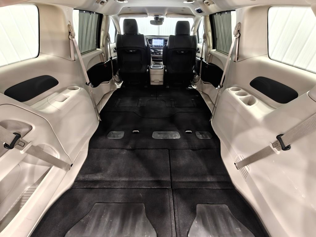 Used 2024 Chrysler Pacifica Touring-L image 32