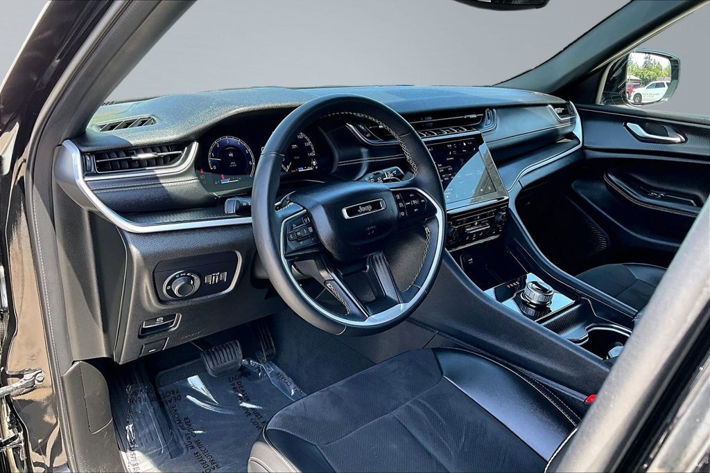 Used 2024 Jeep Grand Cherokee Altitude AWD/4WD image 4