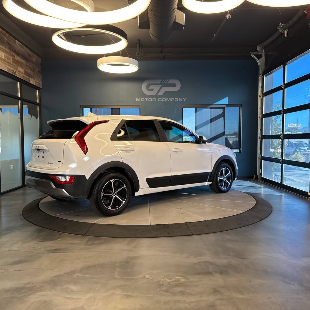 Used 2025 Kia Niro LX FWD image 3