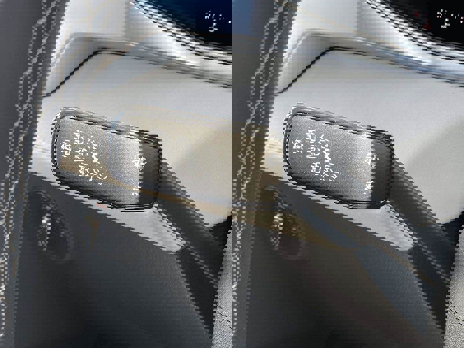 Used 2025 Volkswagen Taos SE w/ Panoramic Sunroof Package FWD image 21