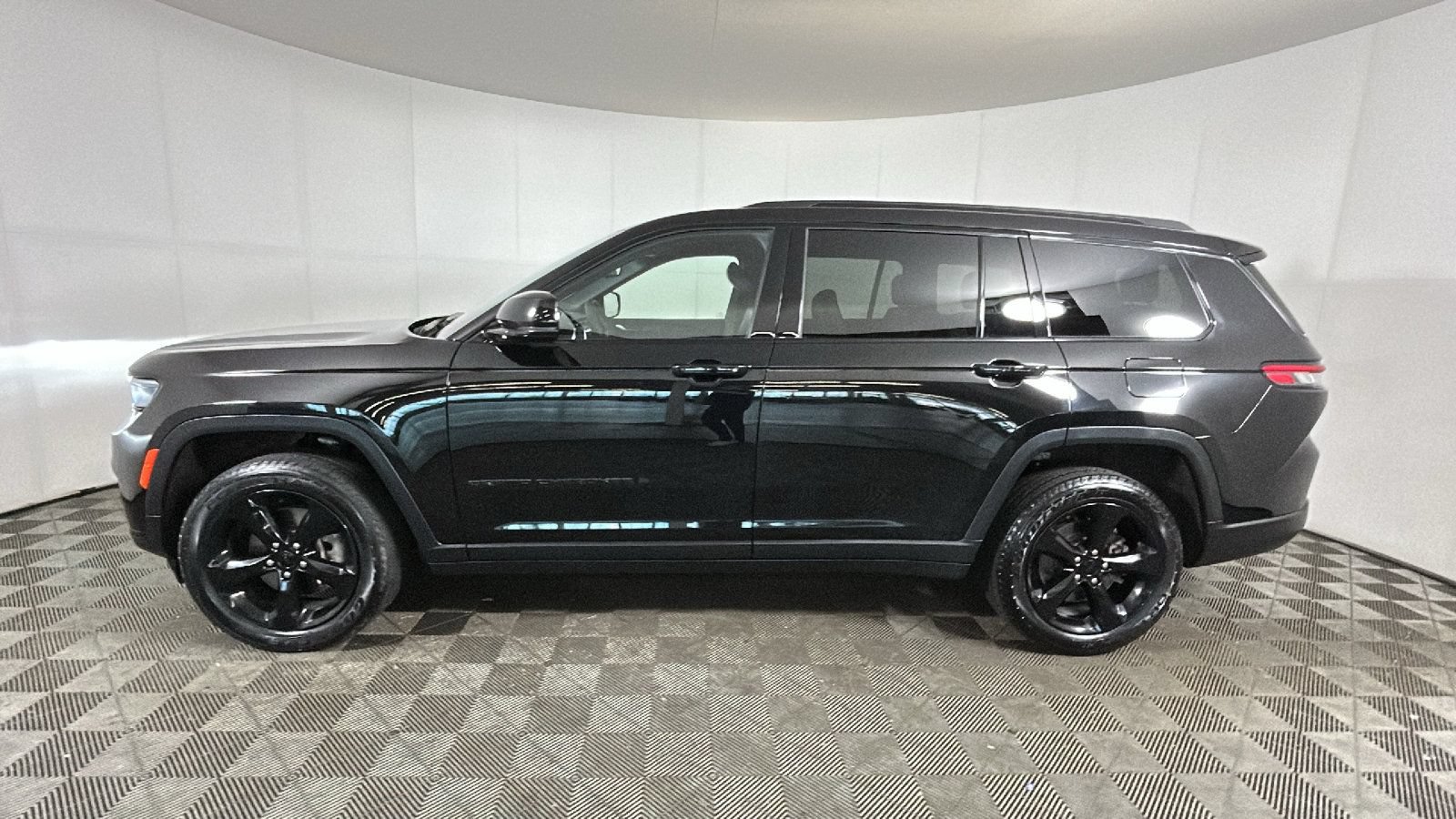 Used 2023 Jeep Grand Cherokee L Laredo AWD/4WD image 7